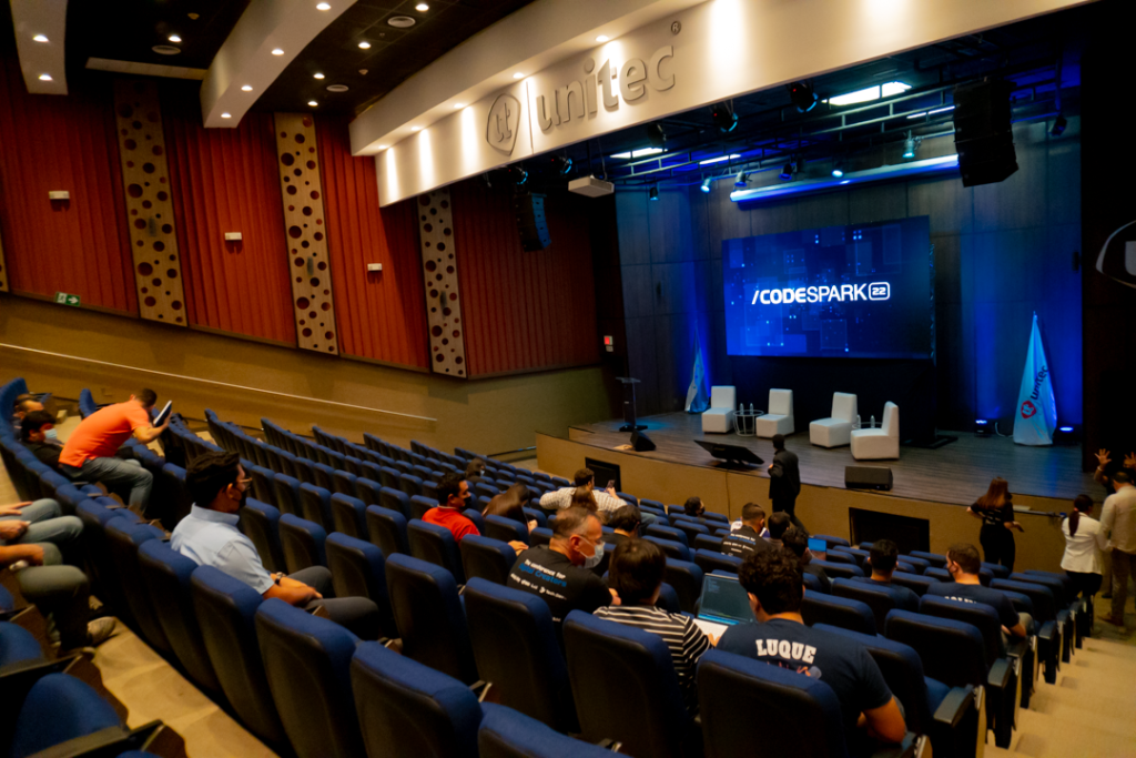Auditorio de Unitec - Campus San pedro Sula previo a su primera conferencia en el segundo día de CodeSpark 2022.